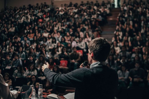 Quels sont les artistes à inviter pour un événement d'entreprise ?