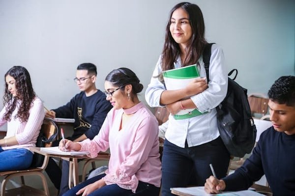 Choisir la meilleure école bilingue parisienne : Guide pour parents exigeants